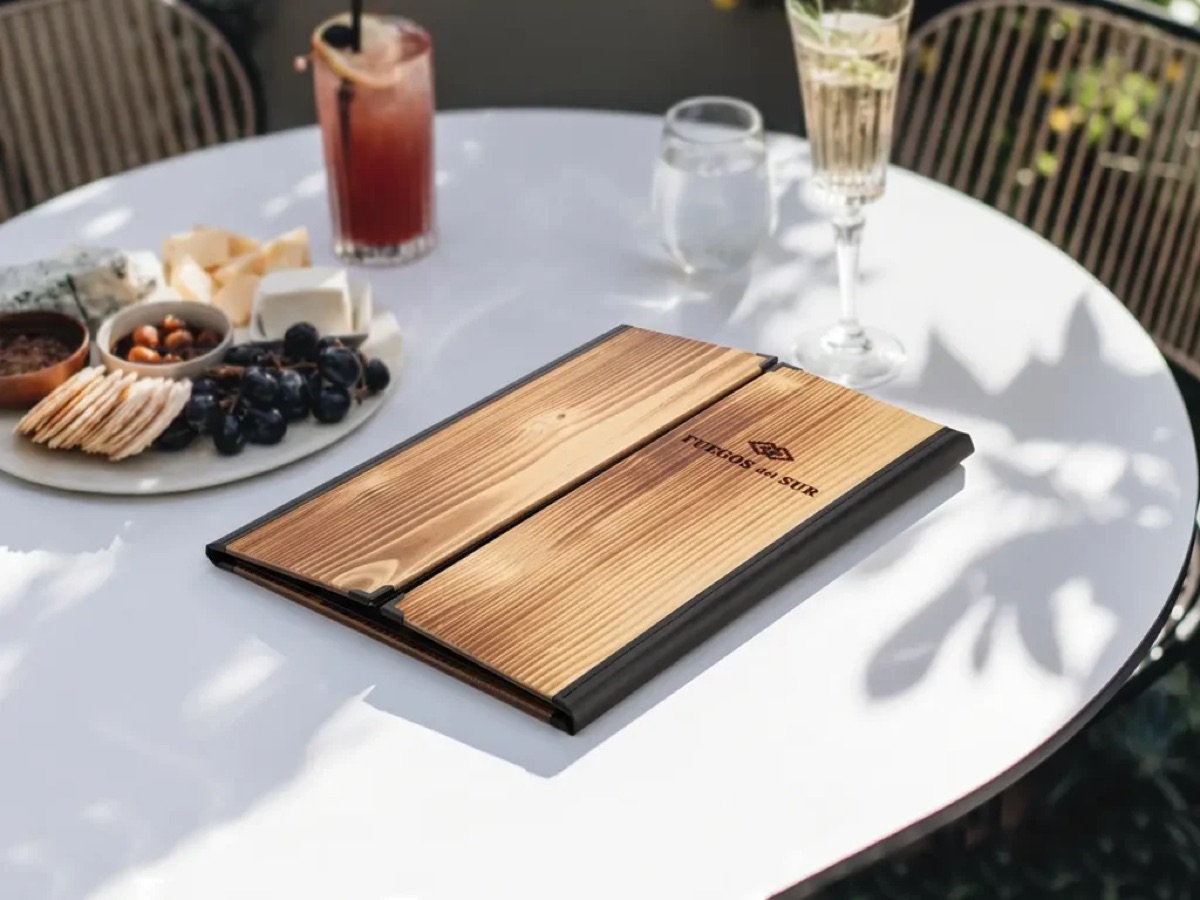 Weinkarte aus Holz auf einem Gartentisch