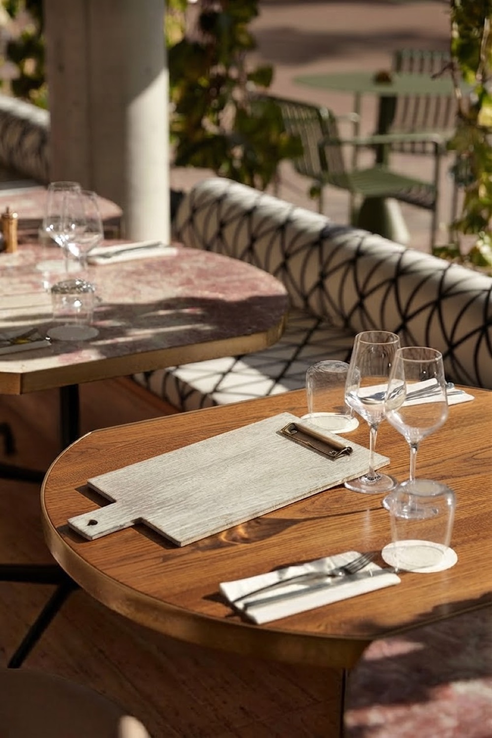 Helles Menuboard auf einer Restaurantterrasse